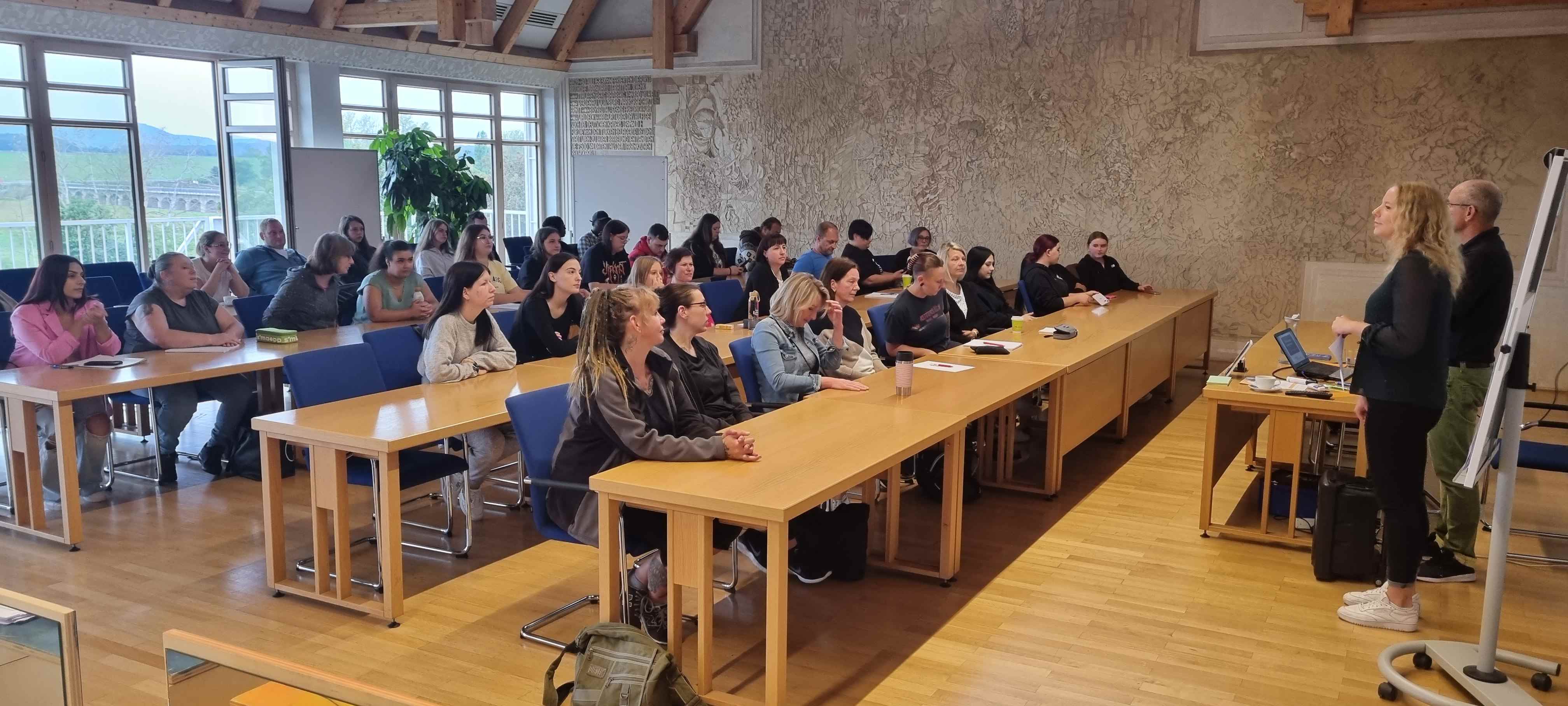 Schülerinnen und Schüler hören den Vortrag von Markus Proske im Landratsamt Haßberge. Foto: Matthias Beck.