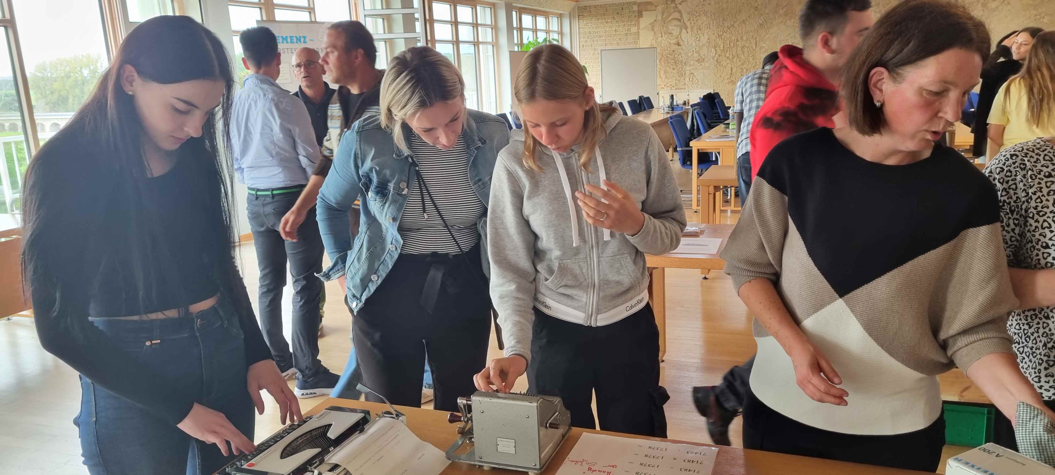 Auszubildende beim Ausprobieren des Demenzpfades im Landratsamt Haßberge. Foto: Matthias Beck.