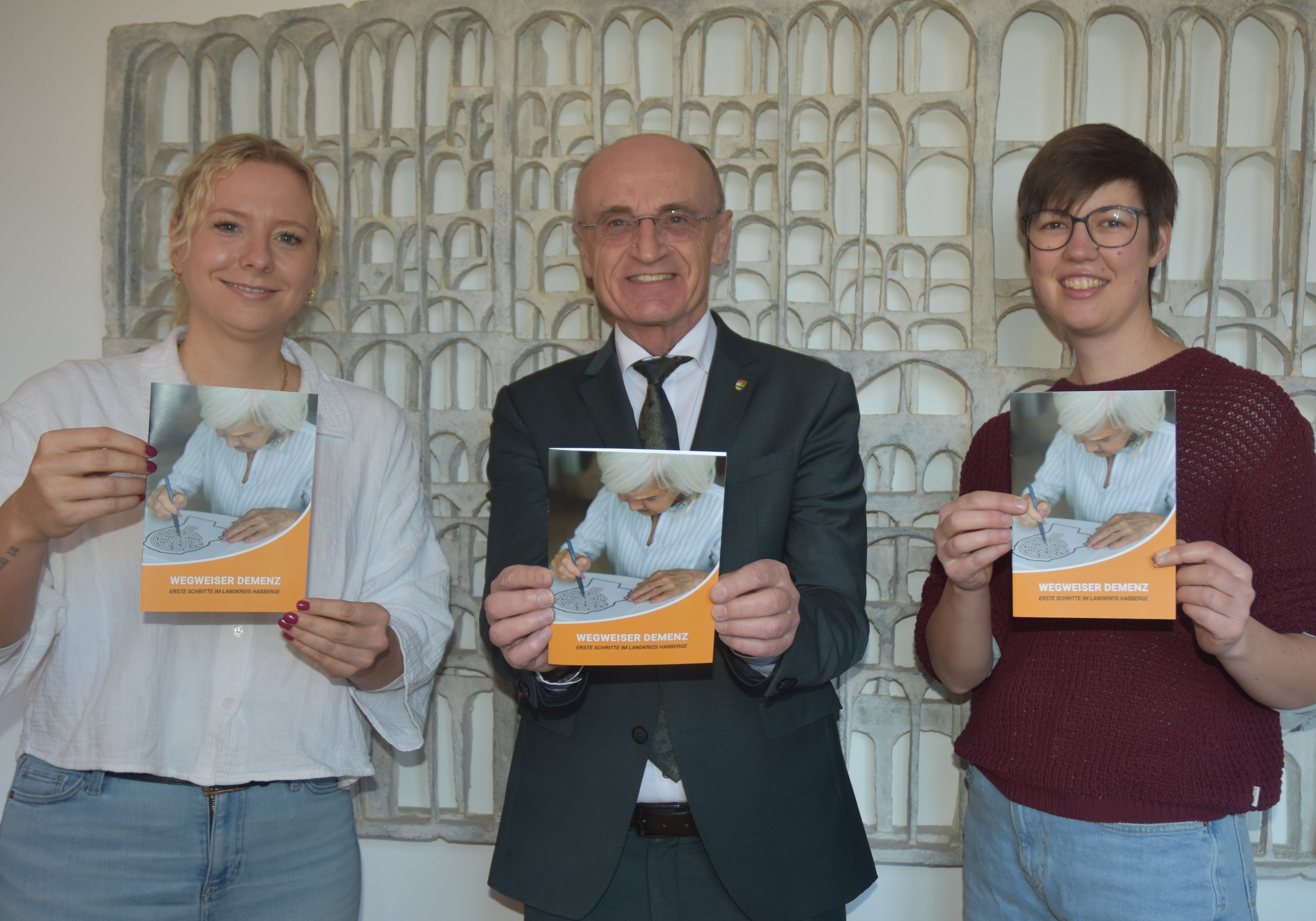 Vera Ksinski, Landrat Wilhelm Schneider und Katrin Jung präsentieren den neuen Wegweiser Demenz. Foto: Monika Göhr.